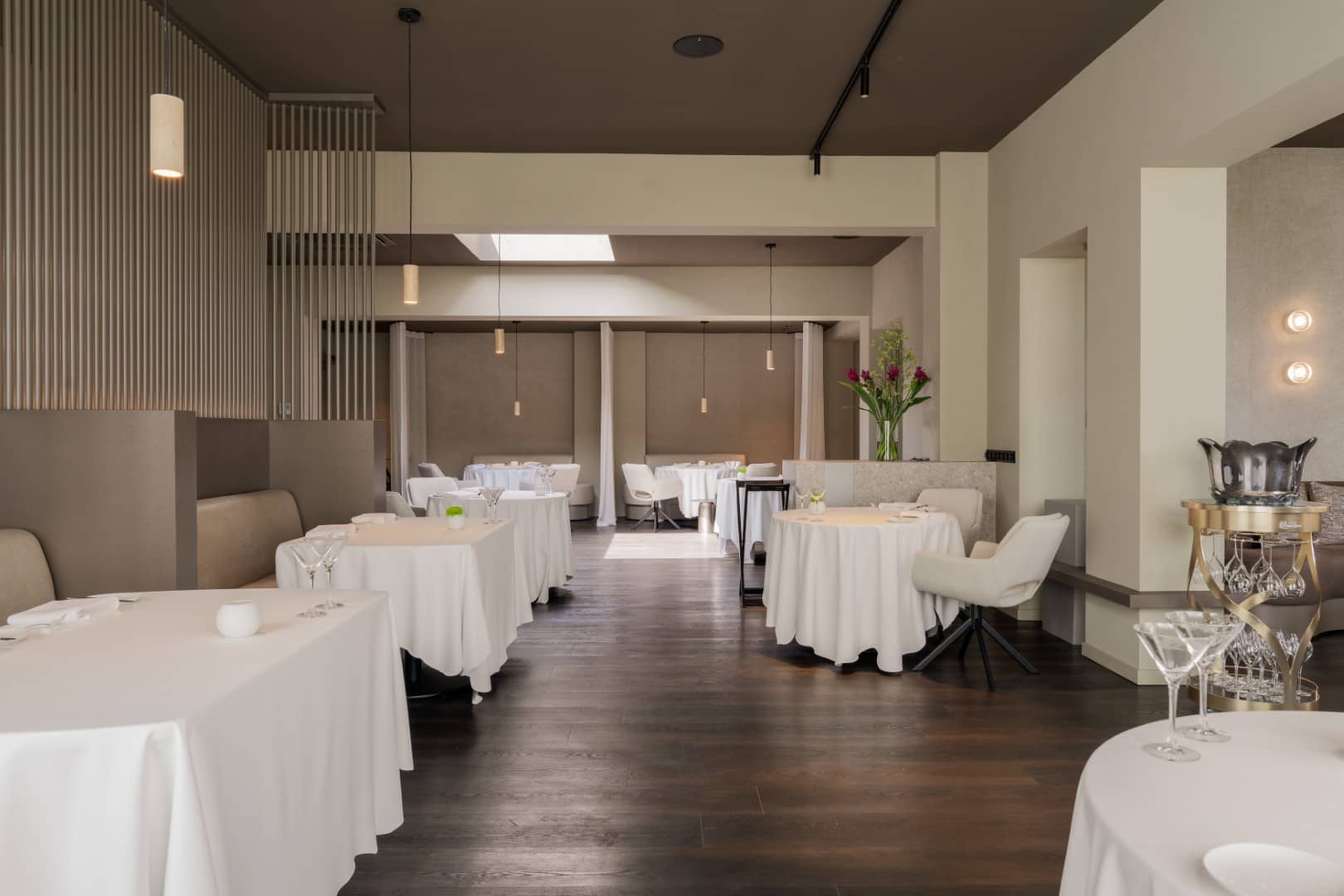 Overzicht van het restaurant met zicht op de verschillende dining zones
