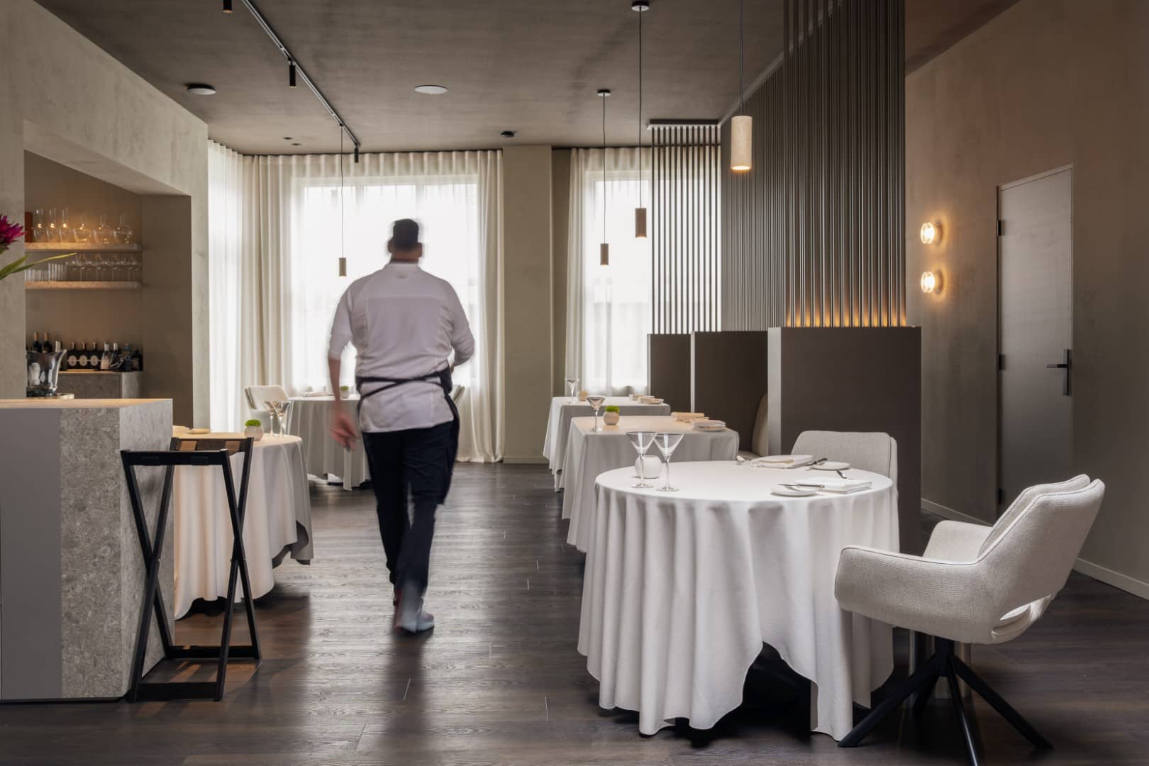 Chef in beweging binnen het fine dining restaurant van SUIS