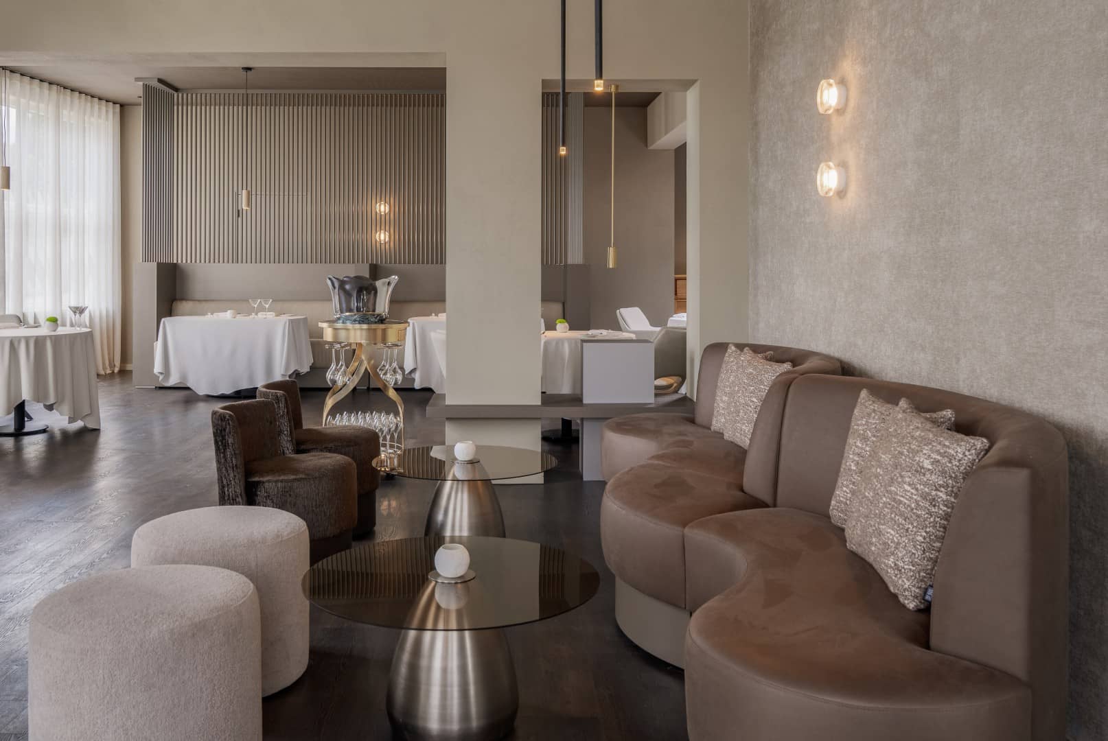Fine dining ruimte met maatwerk elementen en zorgvuldig afgestemde verlichting
